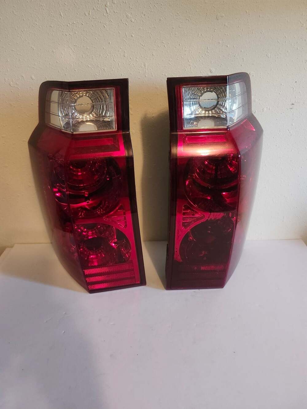 Jeep Commander OEM Tail Light Assemblies Pair Left and Right 2006-2010